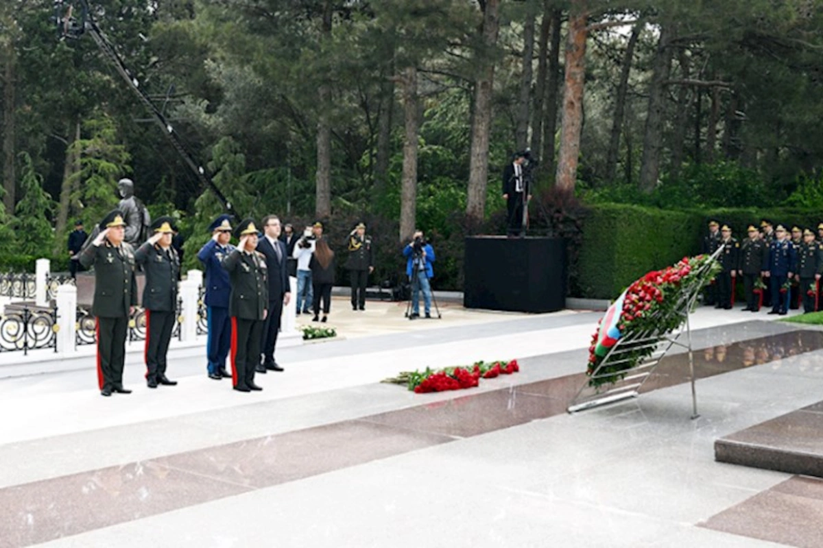 Müdafiə Nazirliyinin rəhbər heyəti Fəxri xiyabanı ziyarət etdi — FOTO