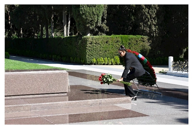Prezident və birinci xanım Heydər Əliyevin məzarını ziyarət etdi — FOTOLAR