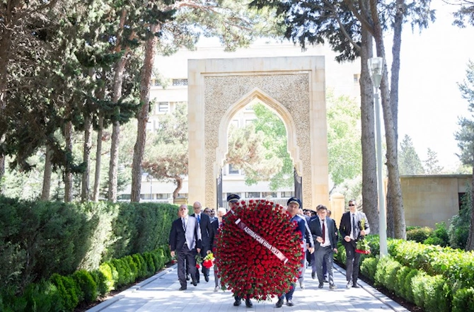 AZAL-ın kollektivi Heydər Əliyevin əziz xatirəsini yad edib — FOTO