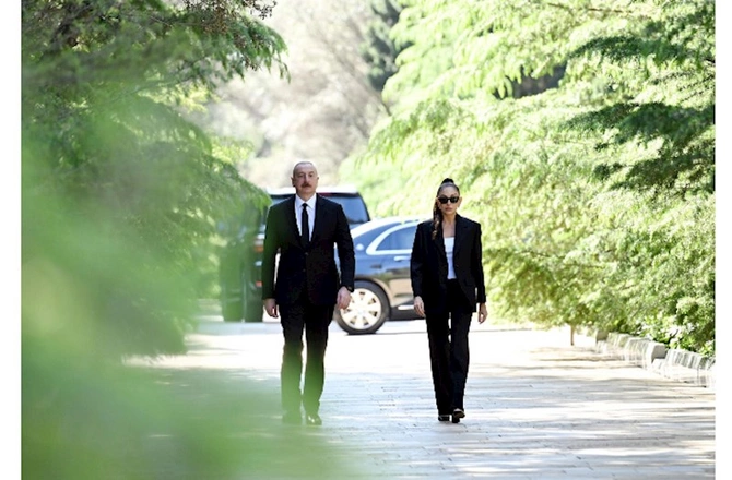 Prezident və birinci xanım Heydər Əliyevin məzarını ziyarət etdi — FOTOLAR