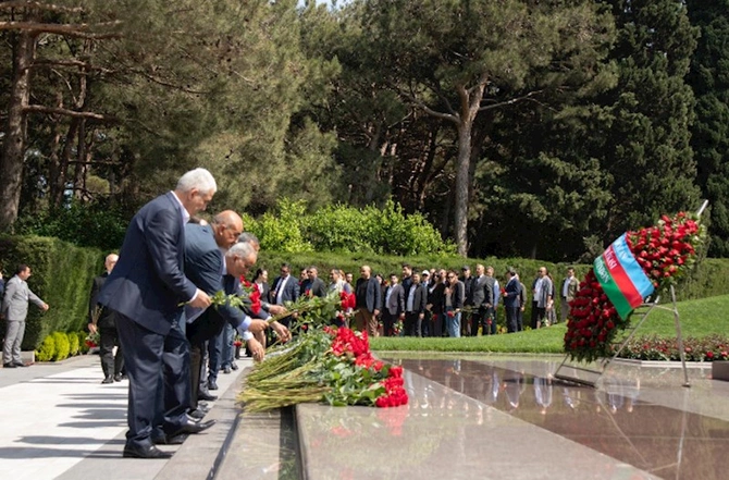 ETSN kollektivi Ulu öndərin məzarını ziyarət etdi — FOTOLAR ETSN kollektivi Ulu öndərin məzarını ziyarət etdi — FOTOLAR