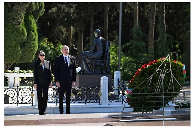 Prezident və birinci xanım Heydər Əliyevin məzarını ziyarət etdi — FOTOLAR