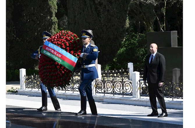 Prezident və birinci xanım Heydər Əliyevin məzarını ziyarət etdi — FOTOLAR