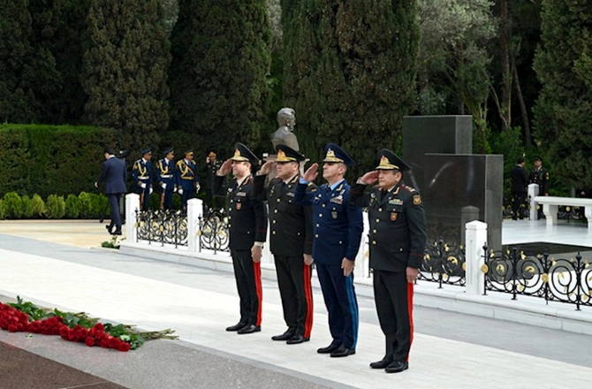 Müdafiə Nazirliyinin rəhbər heyəti Fəxri xiyabanı ziyarət etdi — FOTO