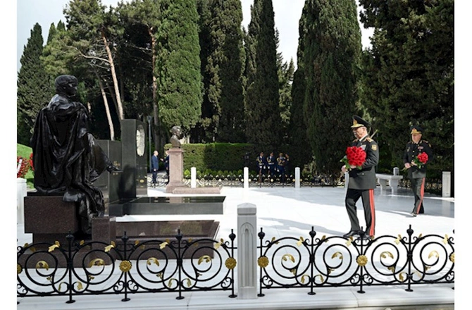 Müdafiə Nazirliyinin rəhbər heyəti Fəxri xiyabanı ziyarət etdi — FOTO