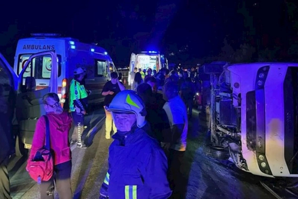 Türkiyədə şagirdlərin olduğu avtobus dərəyə aşıb