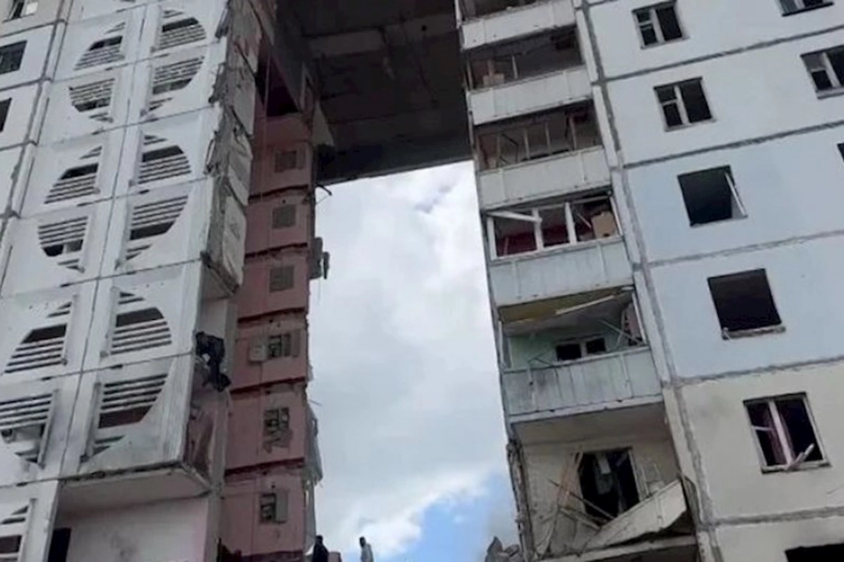 Rusiyada yaşayış binası raketlə vuruldu: Yaralananların sayı artıb — YENİLƏNİB (VİDEO)