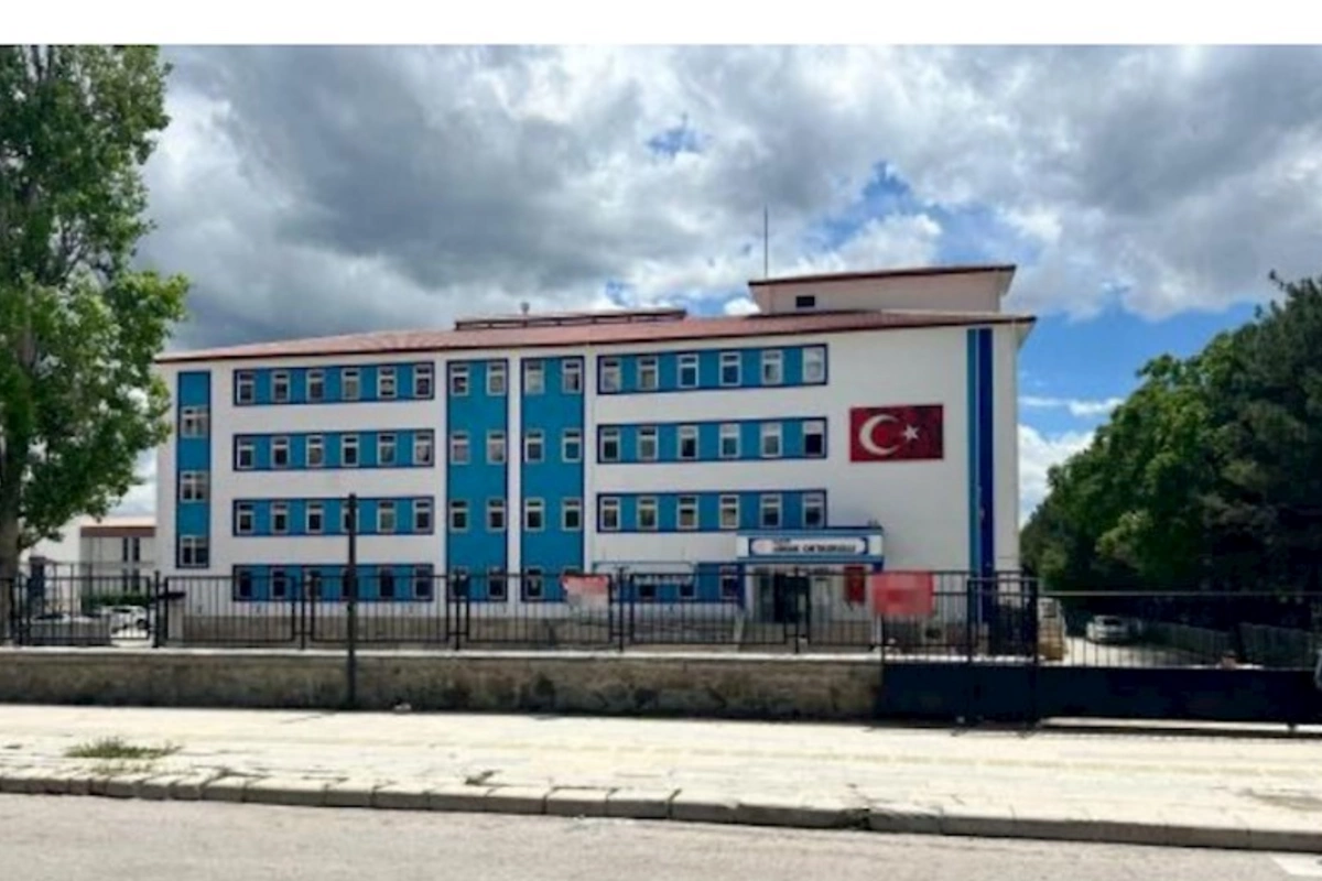 8-ci sinif şagirdi müəllimini bıçaqladı
