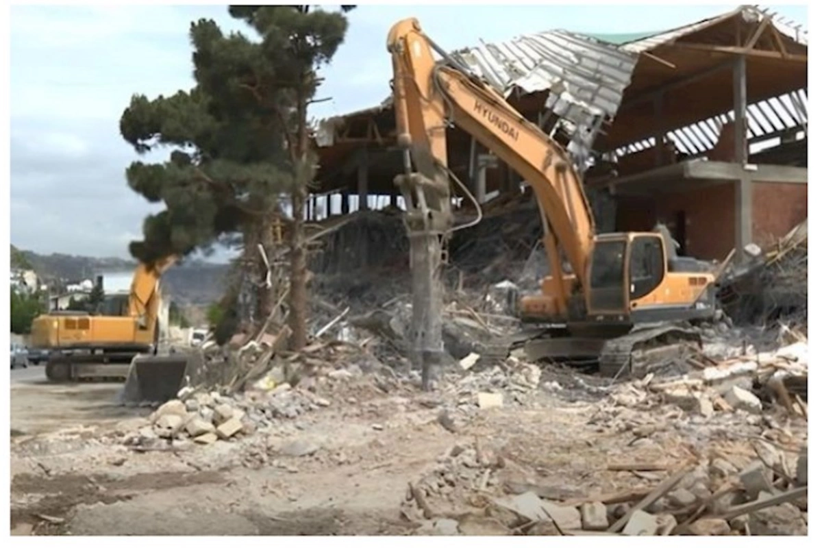 Bakıda 3 ilə tikilən hotel üç günə söküldü — VİDEO