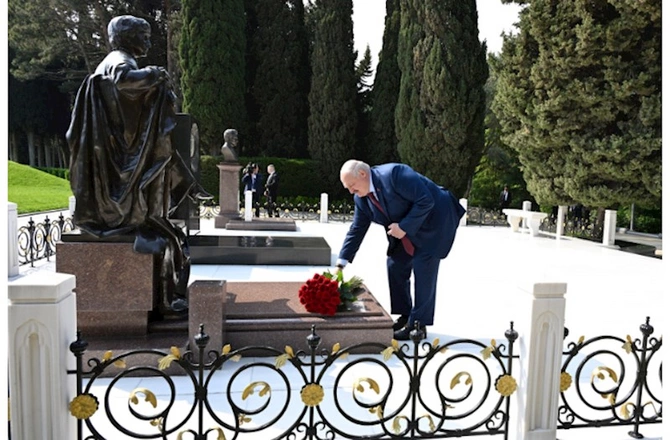 Lukaşenko Heydər Əliyevin məzarını ziyarət etdi — FOTOLAR