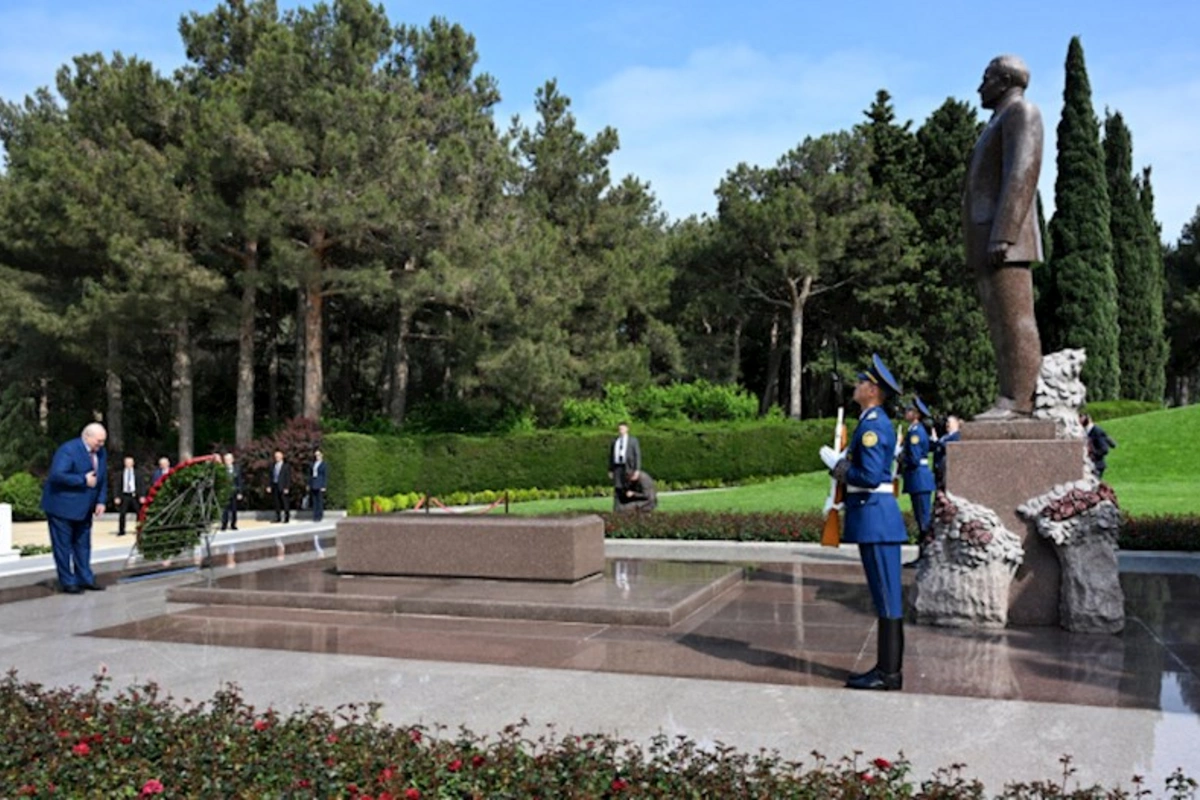 Lukaşenko Heydər Əliyevin məzarını ziyarət etdi — FOTOLAR