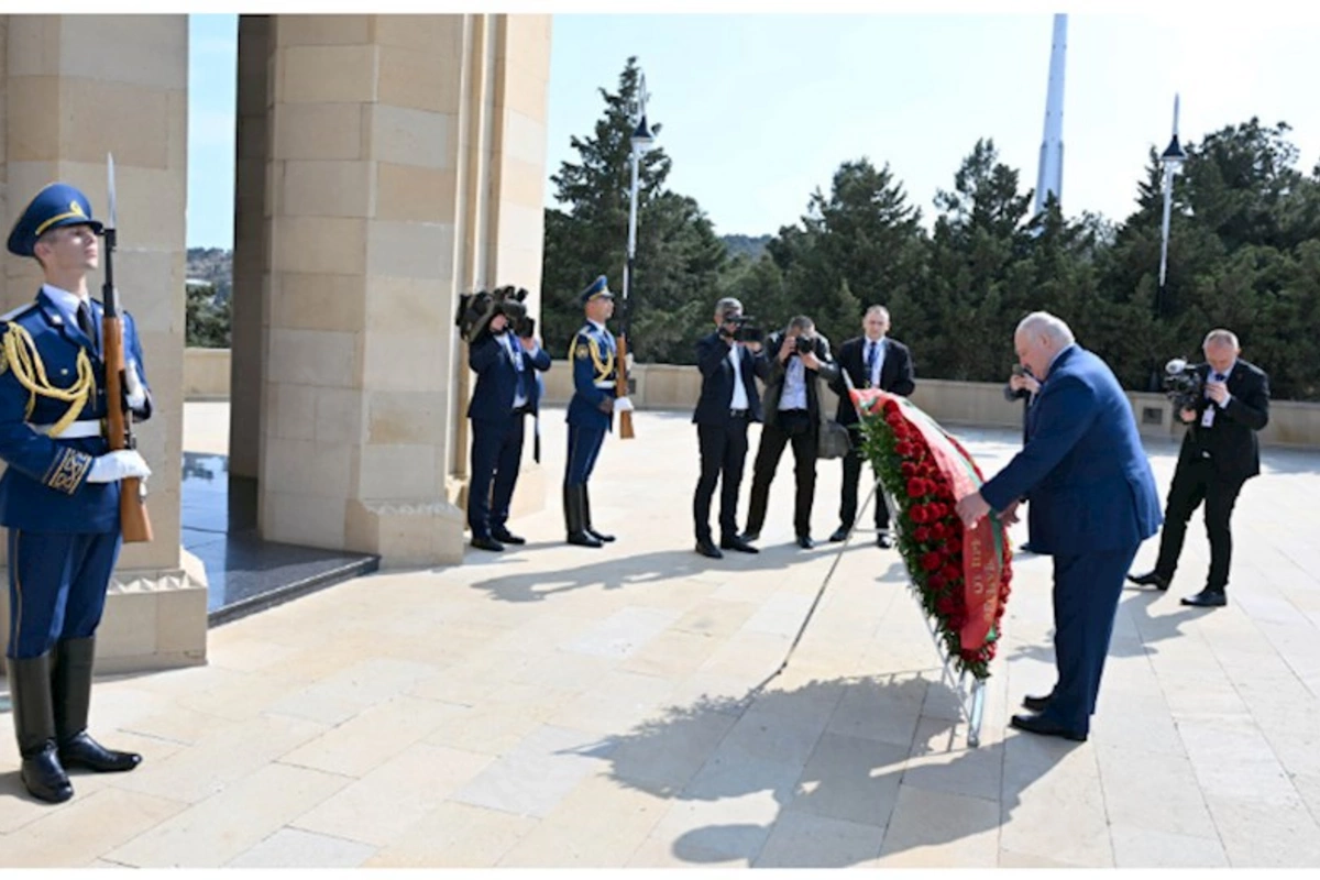 Lukaşenko şəhidlərin xatirəsini andı — FOTOLAR