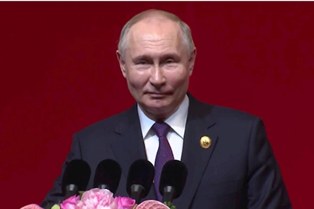 Putin hədiyyə verilən Quranı öpdü — VİDEO