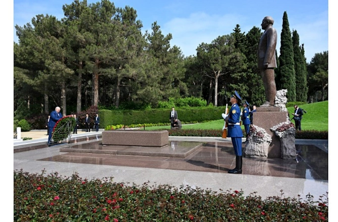 Lukaşenko Heydər Əliyevin məzarını ziyarət etdi — FOTOLAR