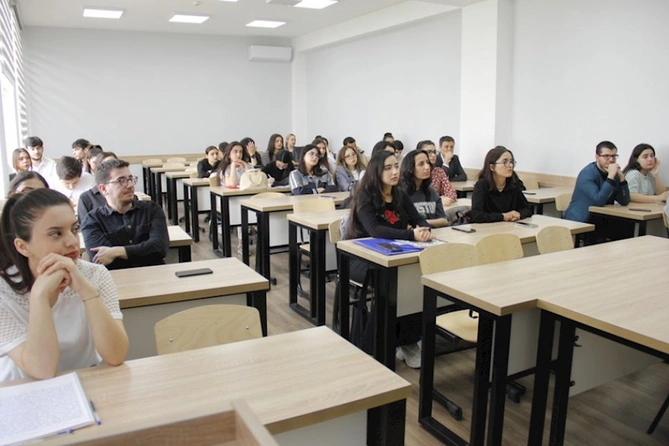 AZƏRTAC-ın baş buraxılış redaktoru BDU-nun Jurnalistika fakültəsinin tələbələri üçün təlim keçib — FOTOLAR