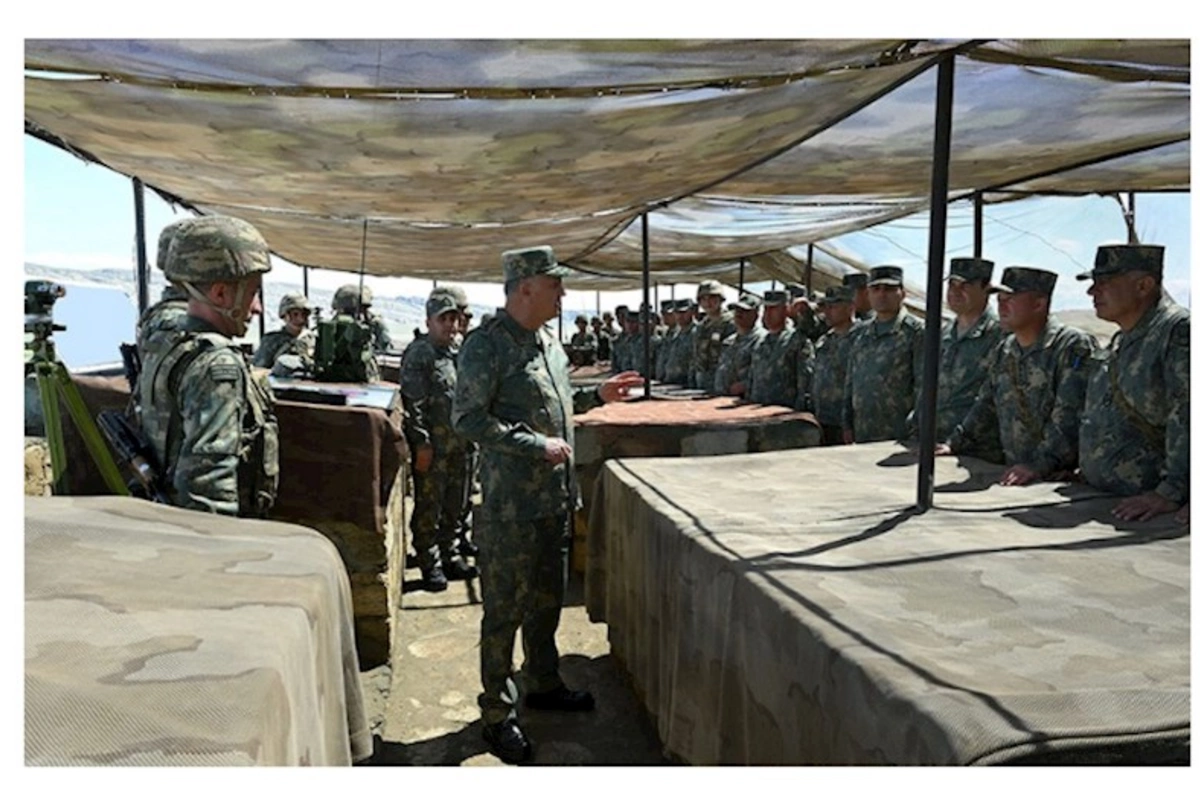 Kərim Vəliyev artilleriya bölmələrinin taktiki təlimini izlədi — FOTOLAR