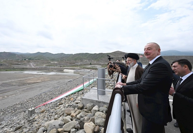 Azərbaycan ilə İranın dövlət sərhədində İlham Əliyevin və İbrahim Rəisinin görüşü olub — YENİLƏNDİ (FOTOLAR)