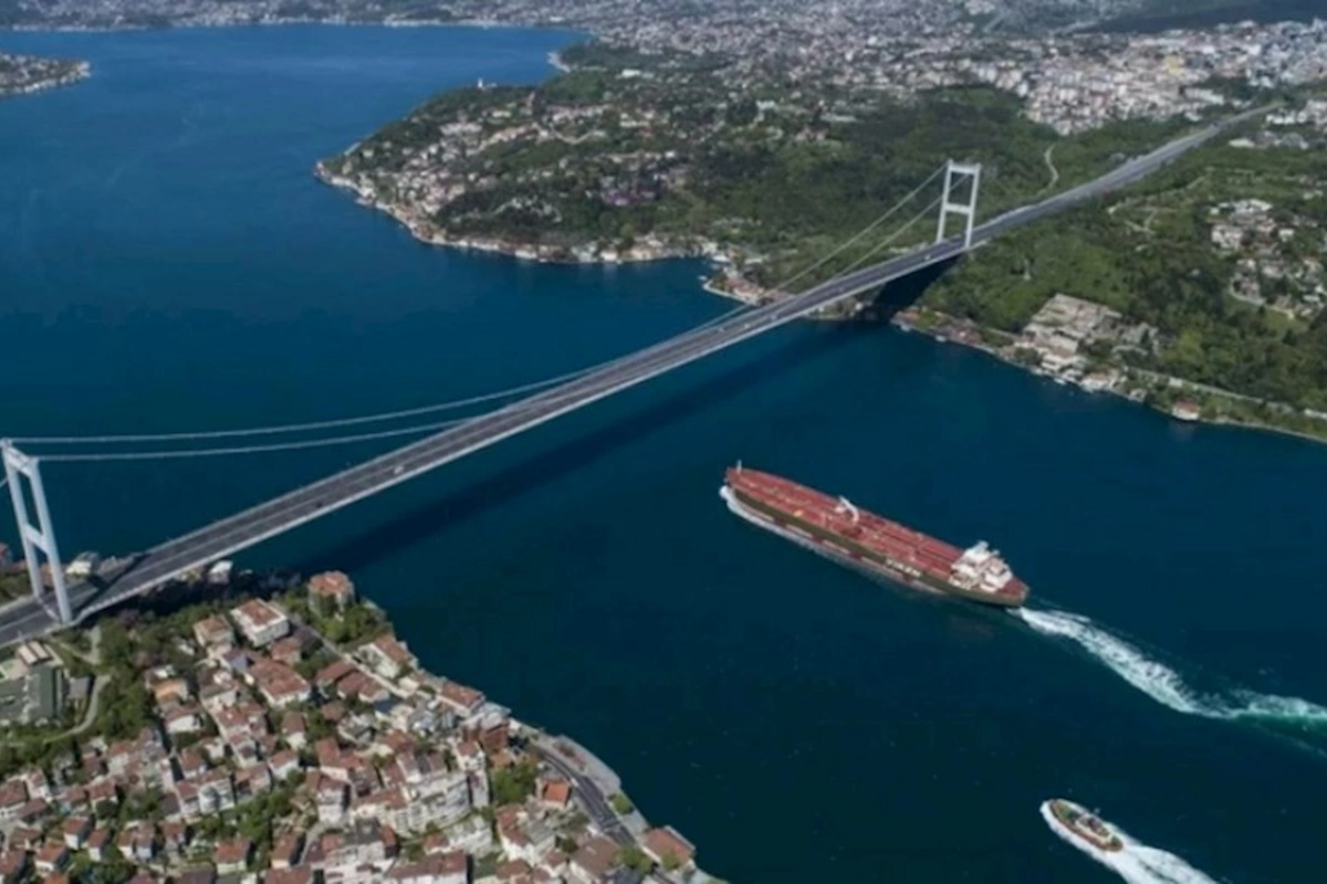 İstanbul boğazlarında gəmilərin hərəkəti dayandırıldı