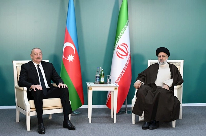 Azərbaycan ilə İranın dövlət sərhədində İlham Əliyevin və İbrahim Rəisinin görüşü olub — YENİLƏNDİ (FOTOLAR)