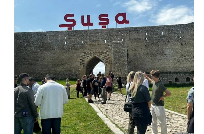 Beynəlxalq səyyahlar Cıdır düzündə — FOTO Beynəlxalq səyyahlar Cıdır düzündə — FOTO