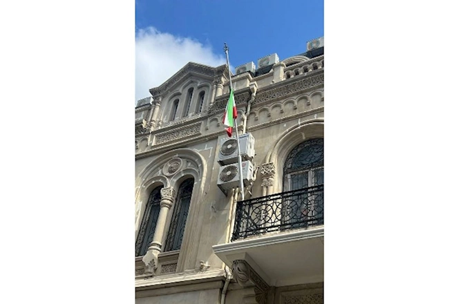 İran səfirliyində bayraqlar yarıya endirildi — FOTO