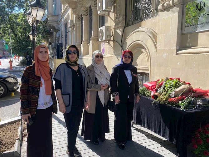 QHT rəhbərləri İranın Azərbaycandakı səfirliyinin binası önünə gül dəstələri düzüb — FOTOLAR
