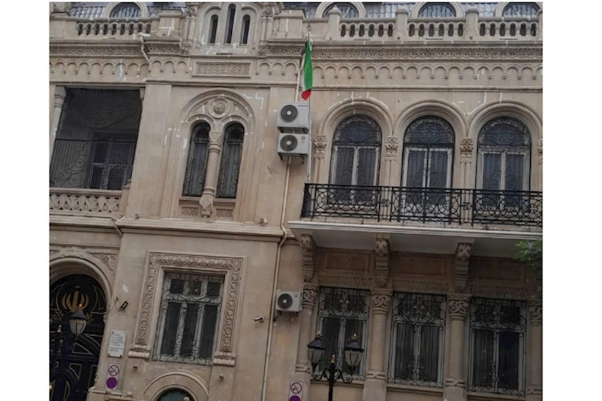 İran səfirliyində bayraqlar yarıya endirildi — FOTO