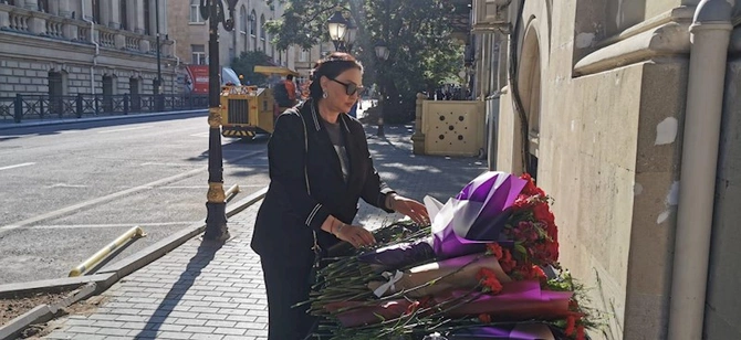 QHT rəhbərləri İranın Azərbaycandakı səfirliyinin binası önünə gül dəstələri düzüb — FOTOLAR