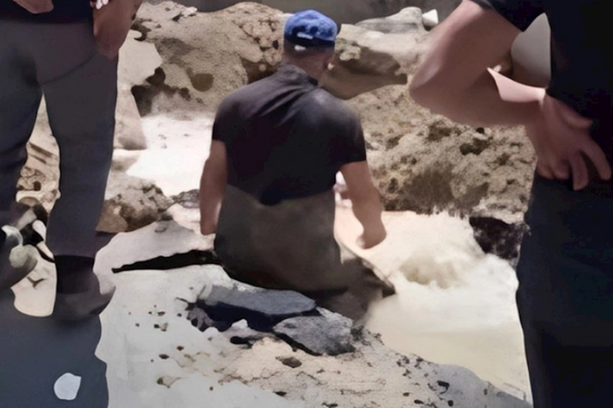Bakıda qazıntı zamanı boru partlayıb, evləri su basıb