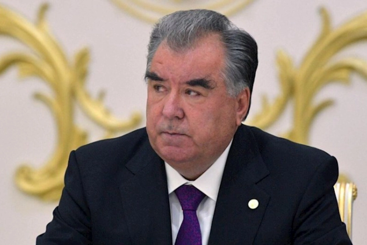 Tacikistan Prezidenti Fəxri xiyabanda Ulu Öndərin məzarını ziyarət edib