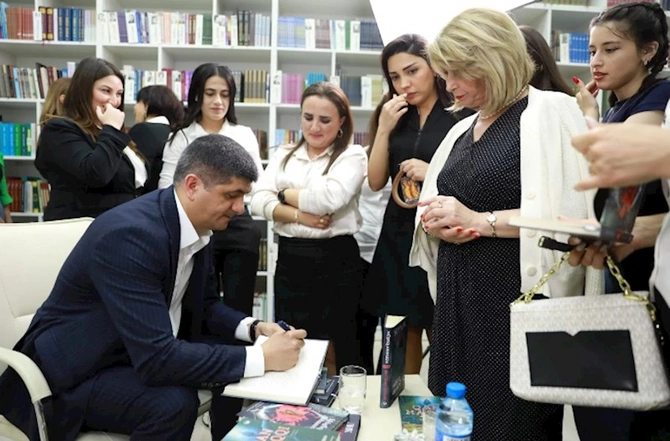 Müşfiq Abbasovla oxucuların görüşü keçirildi — FOTOLAR Müşfiq Abbasovla oxucuların görüşü keçirildi — FOTOLAR