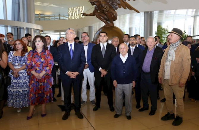Heydər Əliyev Mərkəzində “Görünməyənin cizgiləri” sərgisi — FOTOLAR