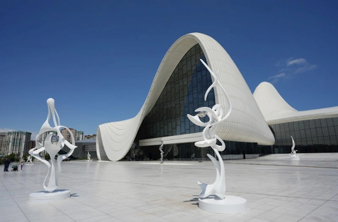 Heydər Əliyev Mərkəzində “Görünməyənin cizgiləri” sərgisi — FOTOLAR