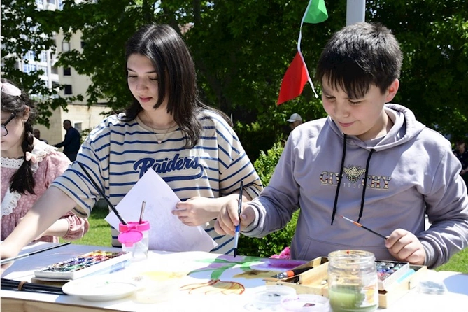 Xətai rayonunda “Azərbaycanım” mövzusunda VII Uşaq və Gənc Rəsm Festivalı keçirilib — FOTOLAR