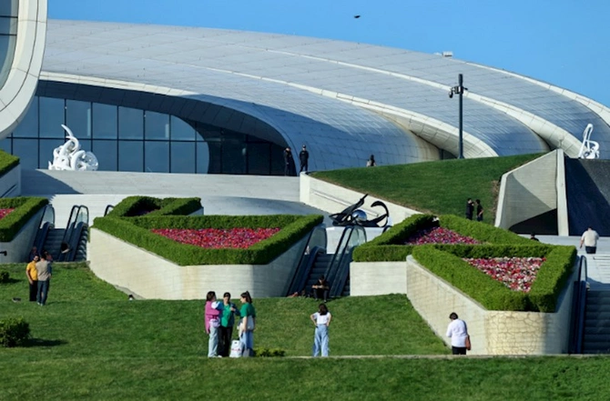 Heydər Əliyev Mərkəzində “Görünməyənin cizgiləri” sərgisi — FOTOLAR