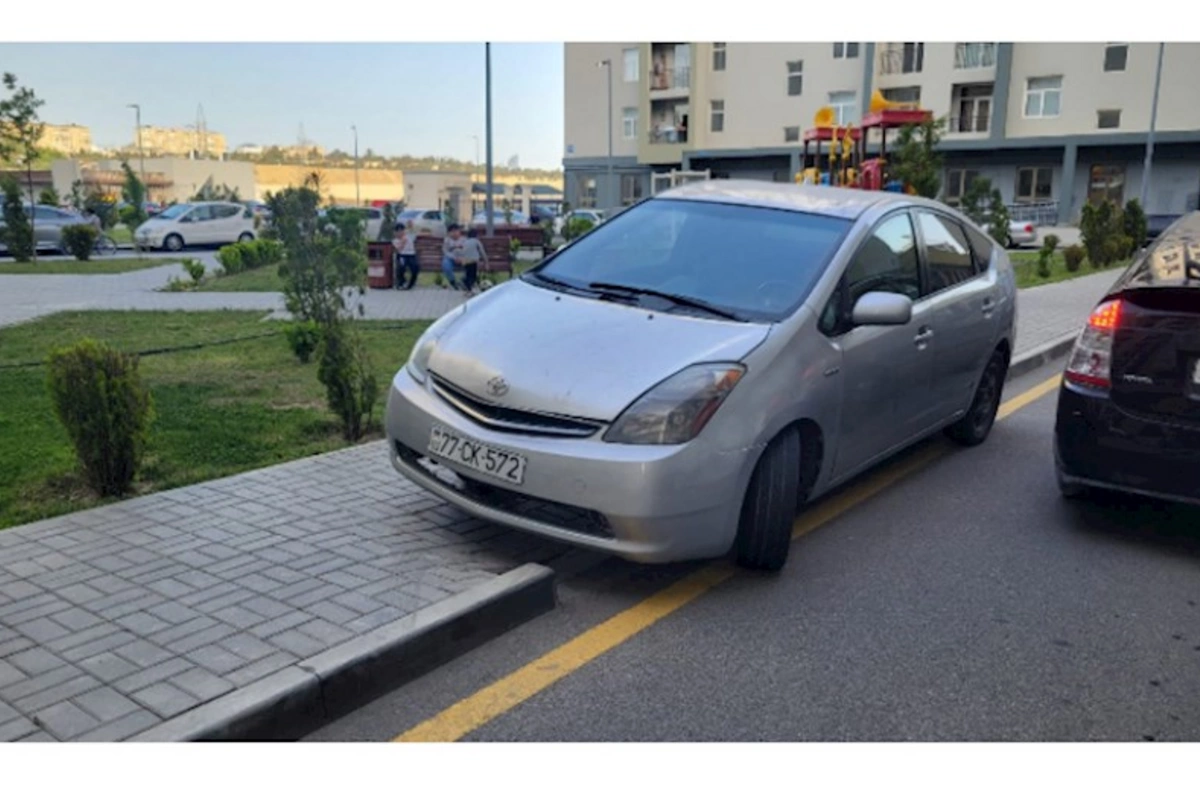 Yasamalda səkini zəbt edən Prius sürücüsü — FOTOLAR