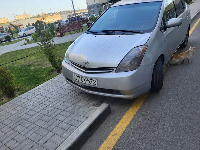 Yasamalda səkini zəbt edən Prius sürücüsü — FOTOLAR