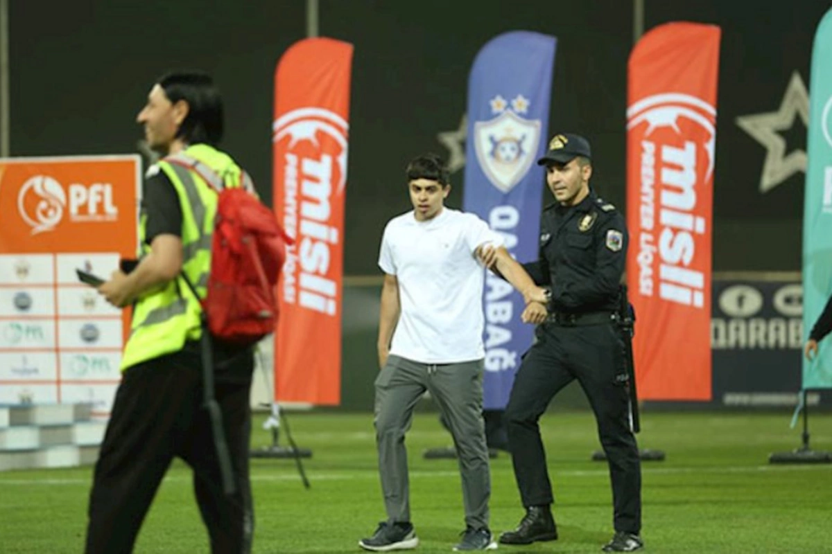 “Qarabağ”ın oyununda meydana girən azarkeşi belə çıxardılar — VİDEO