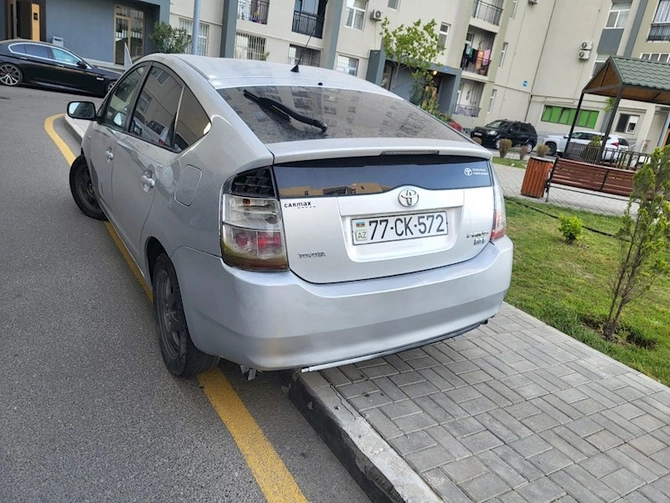 Yasamalda səkini zəbt edən Prius sürücüsü — FOTOLAR