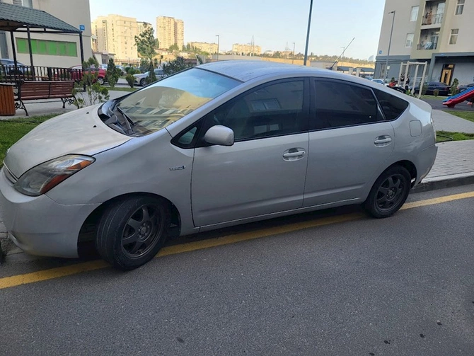 Yasamalda səkini zəbt edən Prius sürücüsü — FOTOLAR