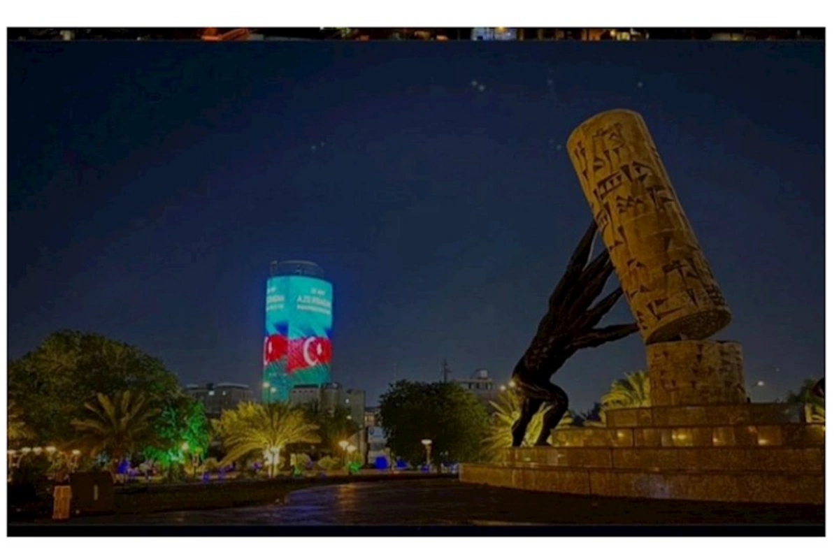 Bağdadın ən hündür binalarından biri Azərbaycan bayrağı ilə işıqlandırılıb