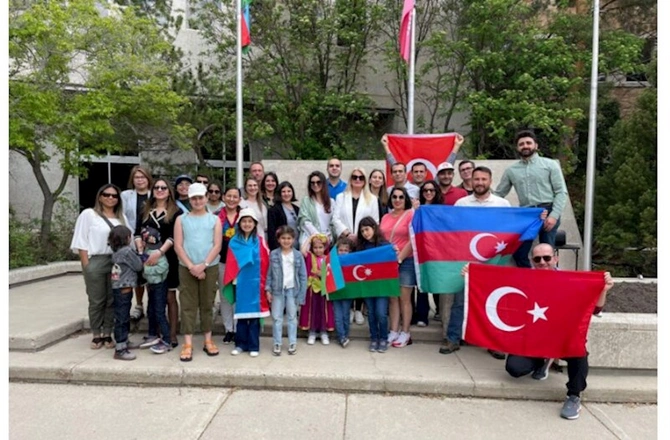 Kanadanın Saskatun şəhərində Müstəqillik Günü qeyd edildi — FOTOLAR Kanadanın Saskatun şəhərində Müstəqillik Günü qeyd edildi — FOTOLAR