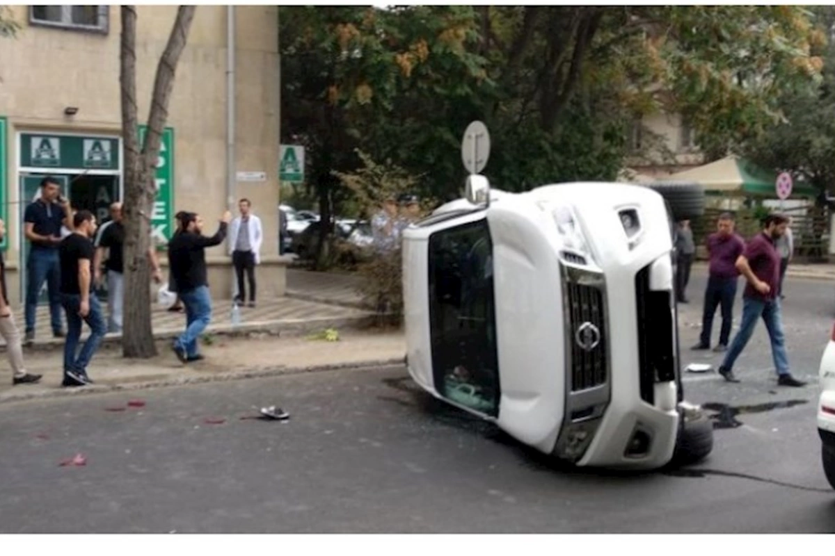 Məşhur aparıcı qəzada ağır xəsarət aldı — FOTO