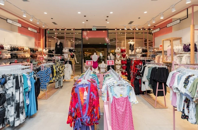 Dünyaca məşhur geyim brendləri “Crescent Mall”da — FOTOLAR