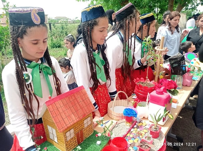 Cəlilabadda şagird və müəllimlər tullantılardan əl işləri hazırladılar — FOTOLAR Cəlilabadda şagird və müəllimlər tullantılardan əl işləri hazırladılar — FOTOLAR