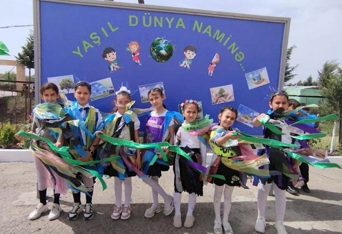 Cəlilabadda şagird və müəllimlər tullantılardan əl işləri hazırladılar — FOTOLAR Cəlilabadda şagird və müəllimlər tullantılardan əl işləri hazırladılar — FOTOLAR