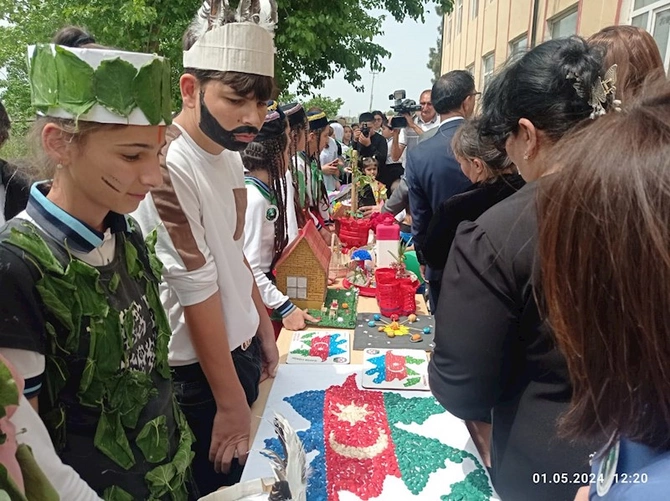 Cəlilabadda şagird və müəllimlər tullantılardan əl işləri hazırladılar — FOTOLAR Cəlilabadda şagird və müəllimlər tullantılardan əl işləri hazırladılar — FOTOLAR