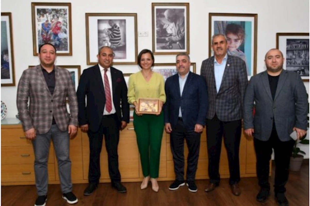 CHP-dən olan Bələdiyyə sədri Azərbaycandan gələn QHT rəhbərləri ilə görüşdü — FOTOLAR