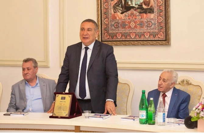 “Qədir Aslan - 80” xatirat kitabının təqdimat mərasimi keçirildi — VİDEO/FOTO “Qədir Aslan - 80” xatirat kitabının təqdimat mərasimi keçirildi — VİDEO/FOTO