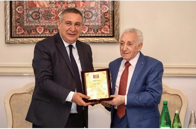 “Qədir Aslan - 80” xatirat kitabının təqdimat mərasimi keçirildi — VİDEO/FOTO “Qədir Aslan - 80” xatirat kitabının təqdimat mərasimi keçirildi — VİDEO/FOTO
